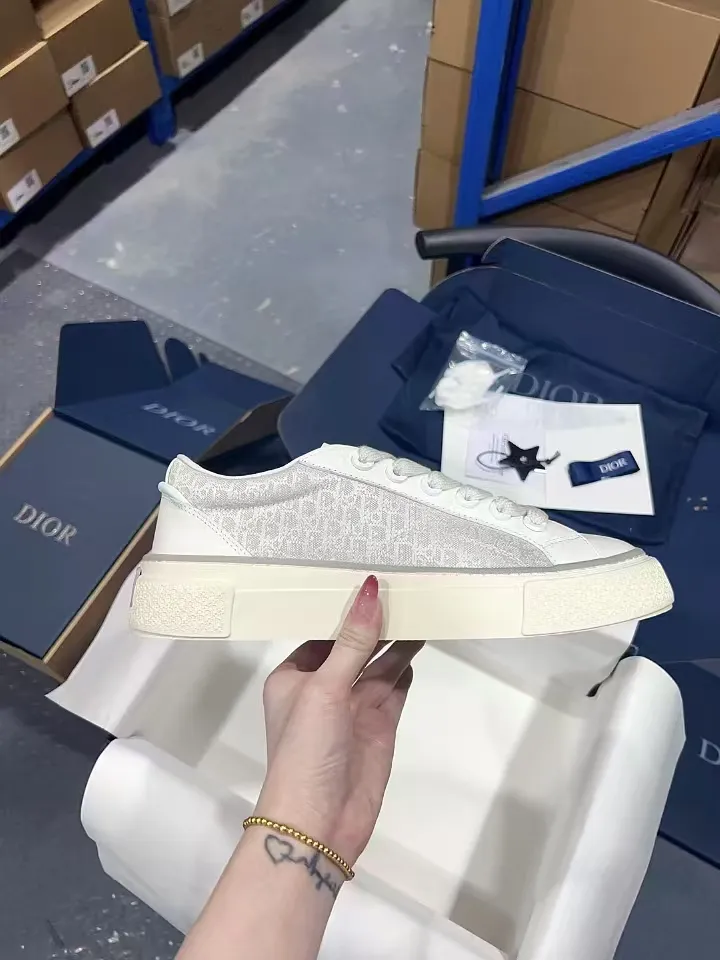 👟👟Ex-factory price 560👟👟 𝐃𝐢𝐨𝐫 𝐱 𝐒𝐭𝐨𝐧𝐞 𝐈𝐬𝐥𝐚𝐧𝐝 𝐁𝟯𝟯 Dior co-branded Stone Island new casual sports shoes Skateboard shoes 111111111 This B33 sneaker comes from the DIOR AND STONE ISLAND limited series. It is a new interpretation of the classic tennis shoe. The fashionable silhouette highlights the heavy texture. The black-dyed cotton has a delicate wash and soft texture, and is finished with the classic Oblique print on the sides, paying homage to the exceptional craftsmanship of the exclusive collaboration. The tongue is embossed with the Dior signature, while cannage panels on the front, DIOR AND STONE ISLAND signature on the back and insole. The rubber outsole features the Dior Oblique pattern, while a contrasting Dior 30 Avenue Montaigne signature on the rear adds style. It can add a modern touch to various casual looks, and can also be matched with other DIOR AND STONE ISLAND items. Exquisite packaging at the delivery counter🛍📦 Customized cowhide material, sheepskin lining, original molded outsole Size: 35-45